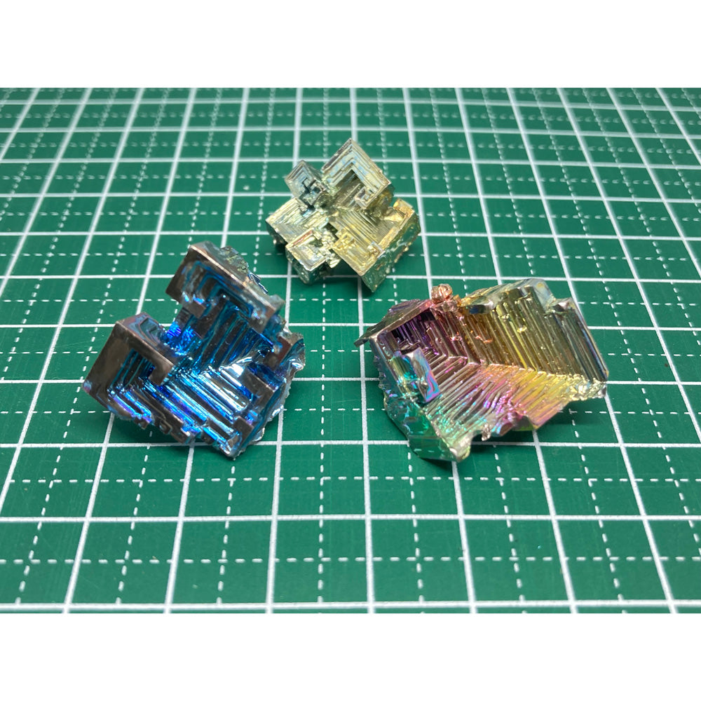 【ビスマスブローチ】煌めく宇宙の欠片 - ビスマス結晶ブローチ